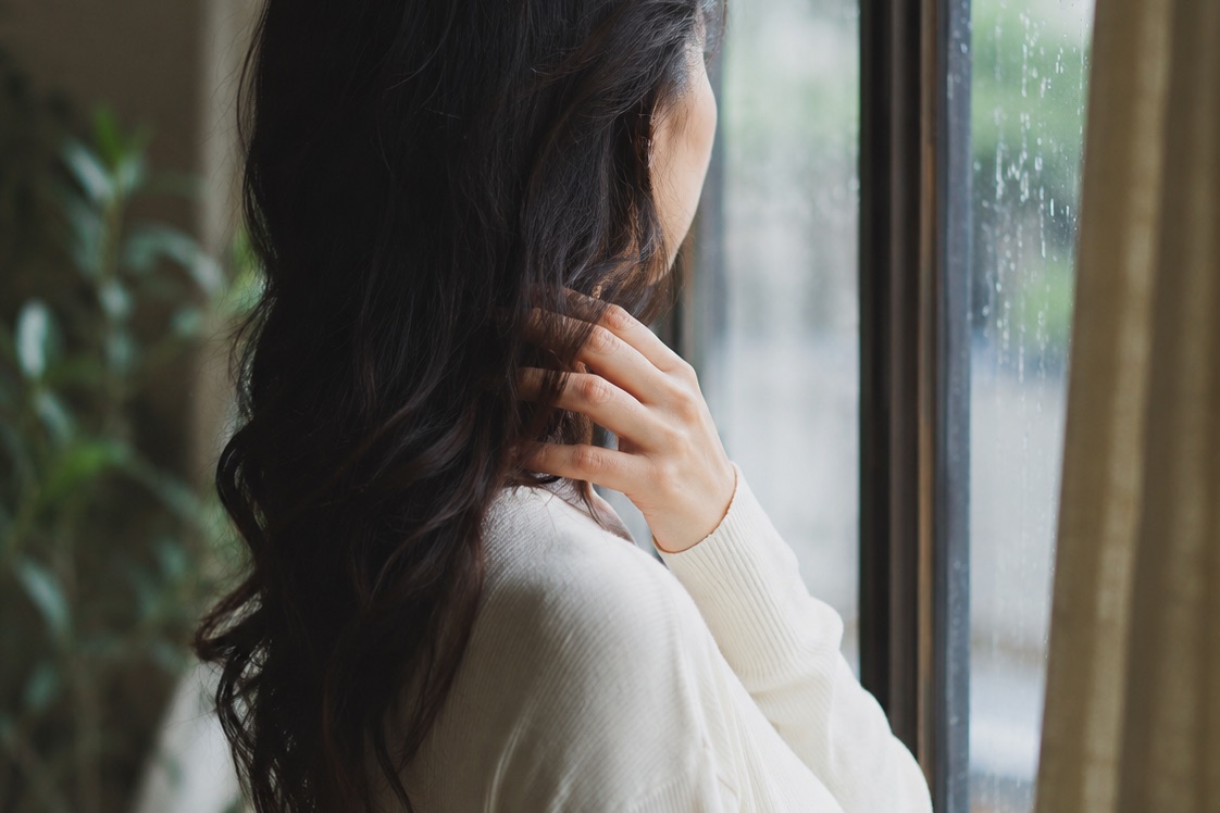梅雨の髪の広がりに毎年悩んでいるなら、美容院でできることを知っておいてほしい